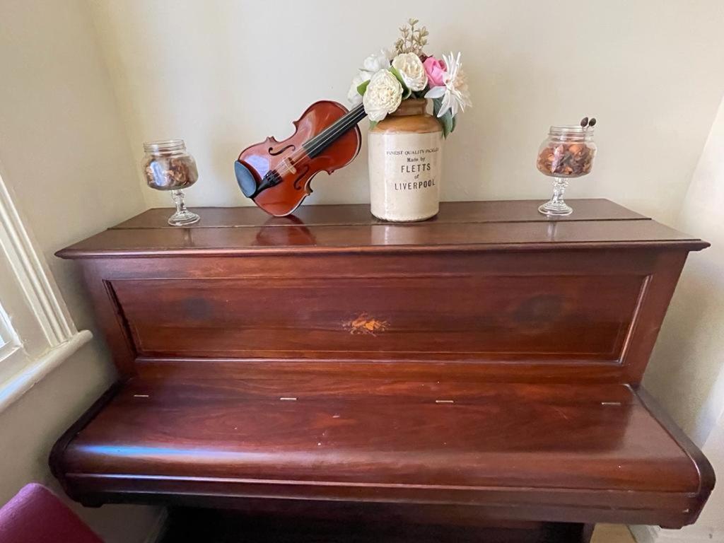 Room In Family Home Near Penny Lane Liverpool Extérieur photo
