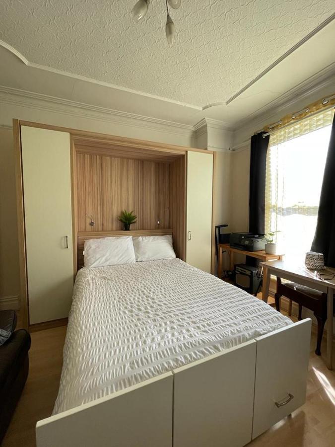 Room In Family Home Near Penny Lane Liverpool Extérieur photo