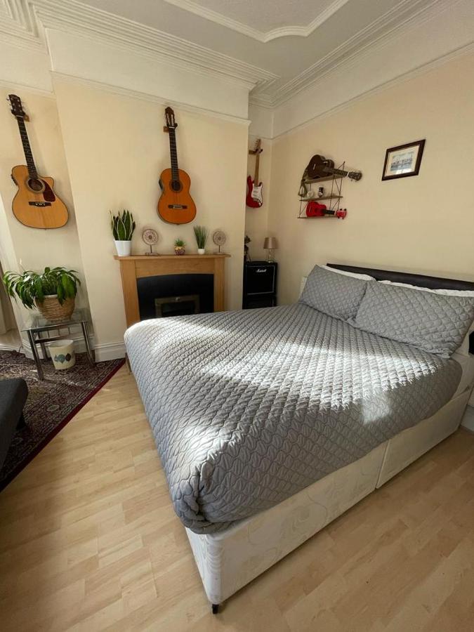 Room In Family Home Near Penny Lane Liverpool Extérieur photo