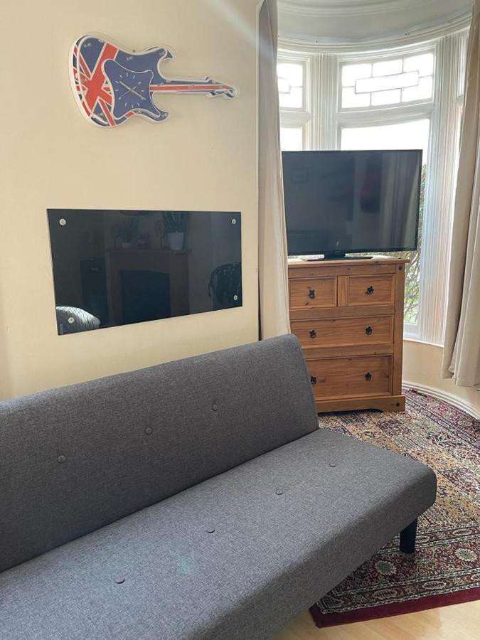 Room In Family Home Near Penny Lane Liverpool Extérieur photo