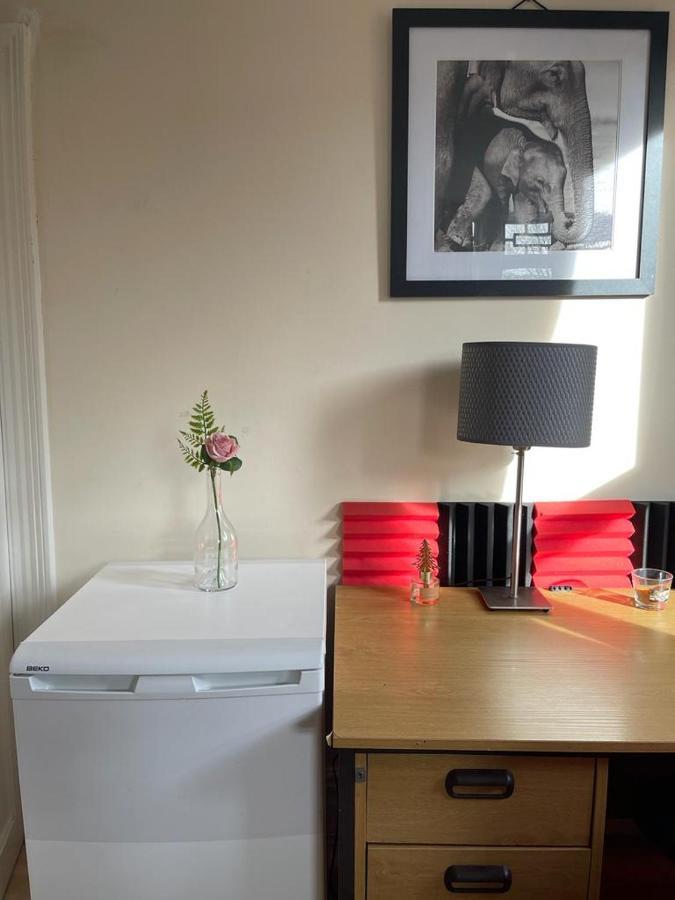 Room In Family Home Near Penny Lane Liverpool Extérieur photo