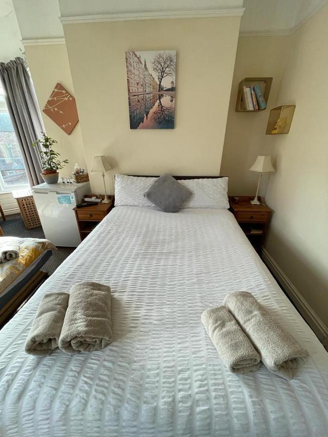 Room In Family Home Near Penny Lane Liverpool Extérieur photo