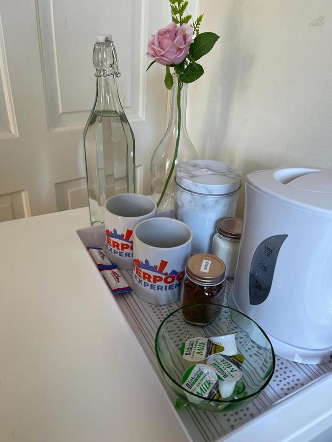 Room In Family Home Near Penny Lane Liverpool Extérieur photo