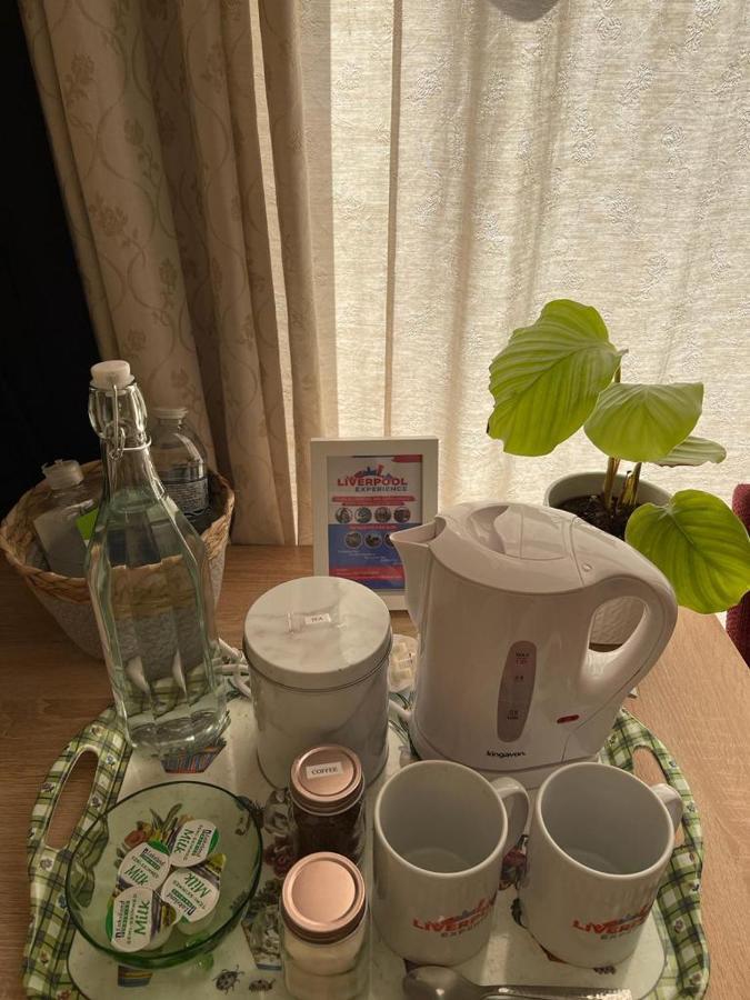 Room In Family Home Near Penny Lane Liverpool Extérieur photo