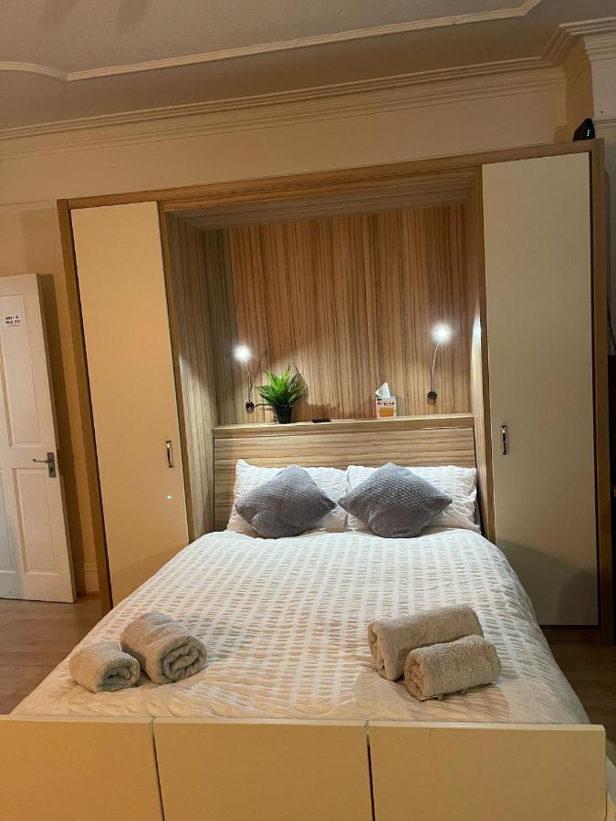 Room In Family Home Near Penny Lane Liverpool Extérieur photo
