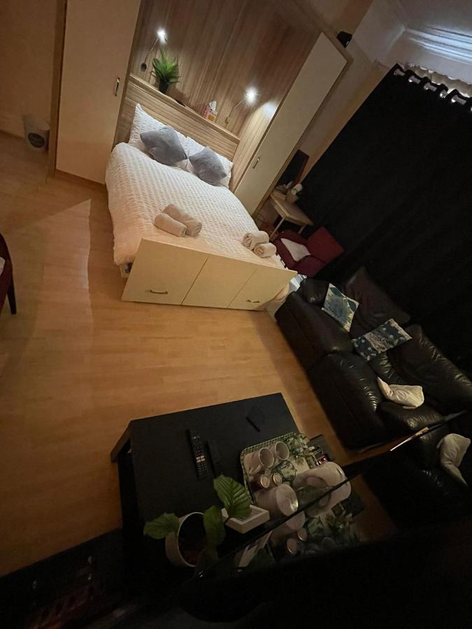 Room In Family Home Near Penny Lane Liverpool Extérieur photo